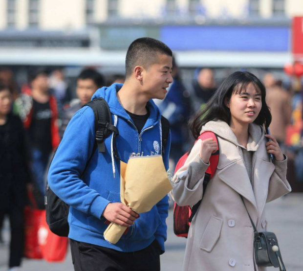 被PUA还无动于衷？高校男生多次掌掴女友，处理后续让人不敢苟同