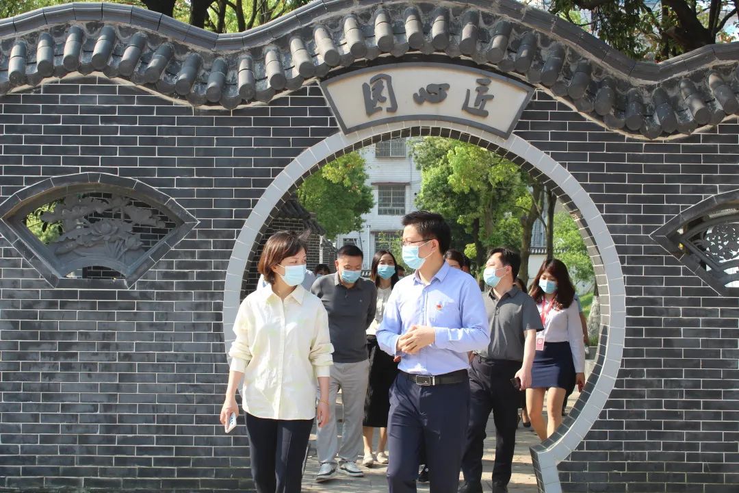 市人大常委会副主任张莹一行莅临学校进行“一法一条例”检查