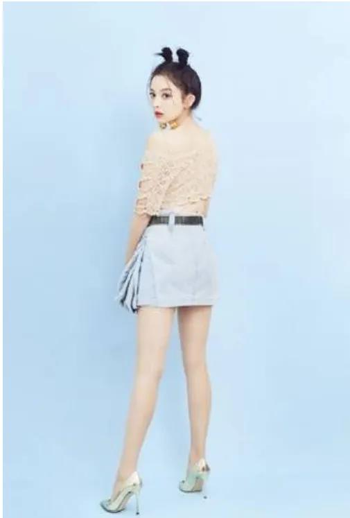 古力娜扎的绝美大片，精致五官，俏皮哪吒头，金色大圆球耳环吸睛