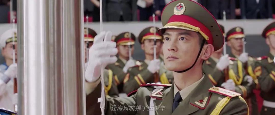 摘皇家警徽，无误差手表，放5次烟花，8部细节拉满的回归题材电影