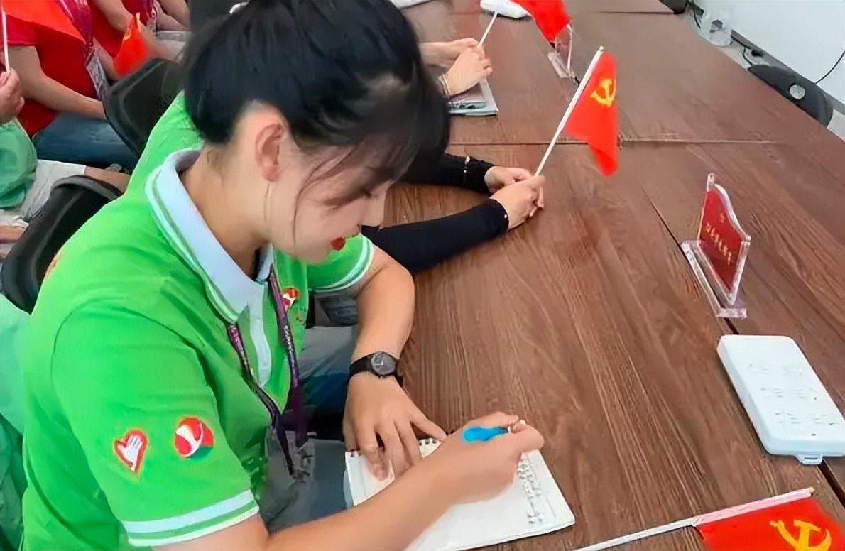 大学生入党谁有“决定权”？并非是辅导员，大四学长告诉你真相