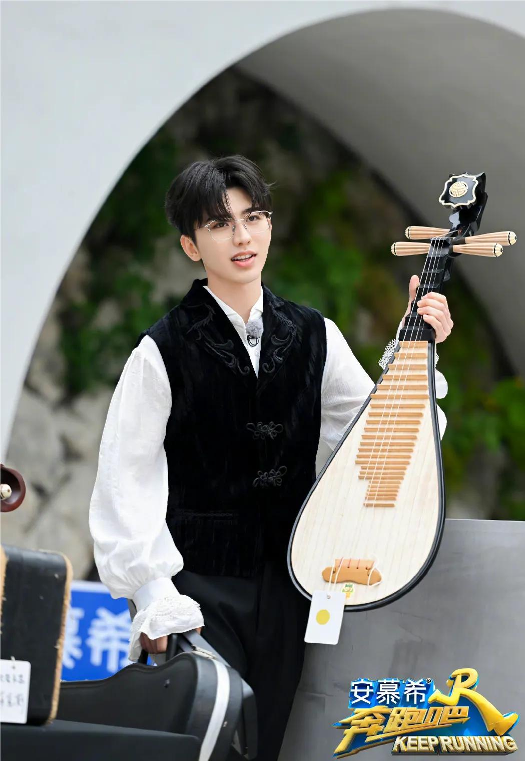 《奔跑吧》白鹿作为幕后Boos，考脑力又考体力，最终以撕名牌结束