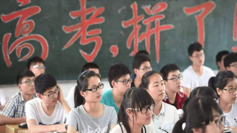 河南一高考状元自愿流浪街头，过往经历曝光后，令人遗憾不已