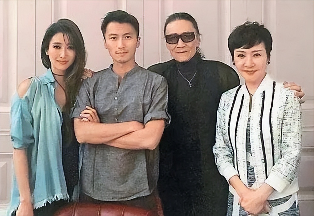 港媒直击85岁谢贤歪嘴拄拐杖，出动5人团队护驾，令人担忧其健康