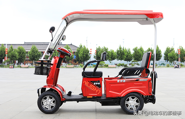全封闭油电四轮车价格2款带雨棚的电动四轮车来了
