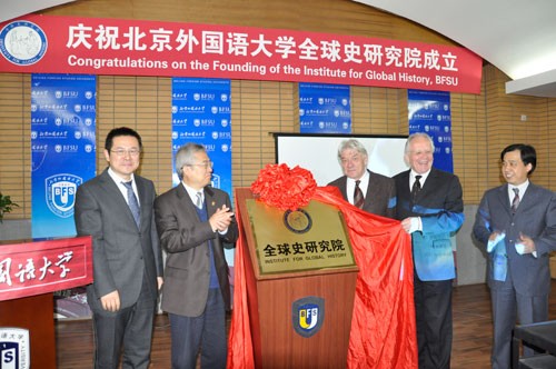 欧洲、美洲专家出席见证，学术大拿为本科生讲课！揭秘北京高校“超牛”学院