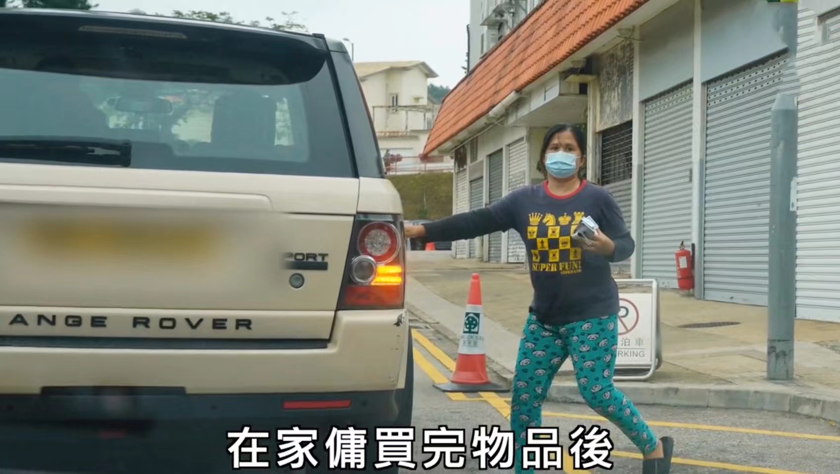 张柏芝带小儿子驱车采购，任由孩子车内翻爬，车窗紧闭防疫意识强