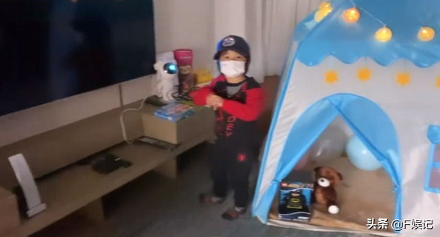 竞争视后？钟嘉欣有儿子相陪返港很开心 儿子亲吻其脸颊显甜蜜