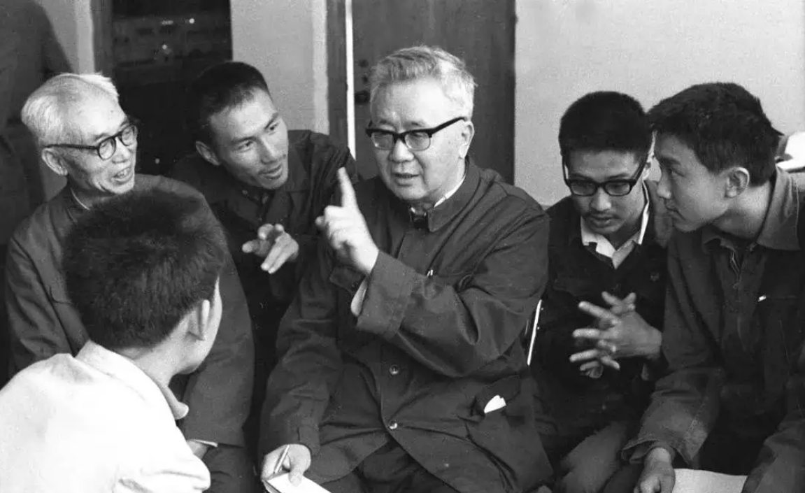 华罗庚仅初中文凭，身患残疾却成数学巨匠，去世前6小时仍在演讲