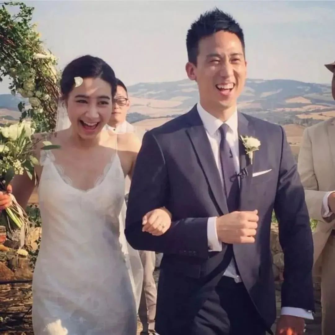 35岁歌手官宣三胎！巅峰期闪婚嫁初恋，神仙爱情感动网友：要幸福