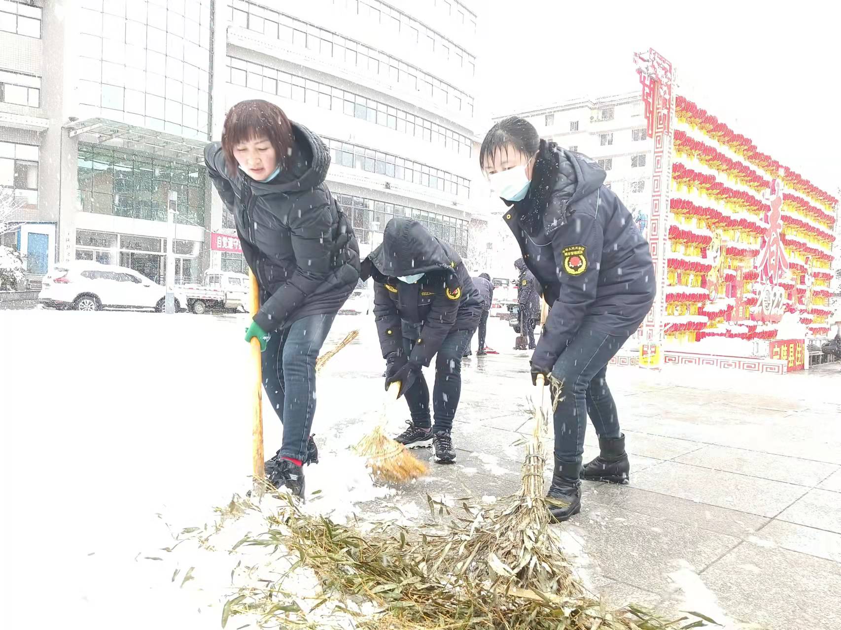 宁陕县住建局：新春降瑞雪 城区清雪忙