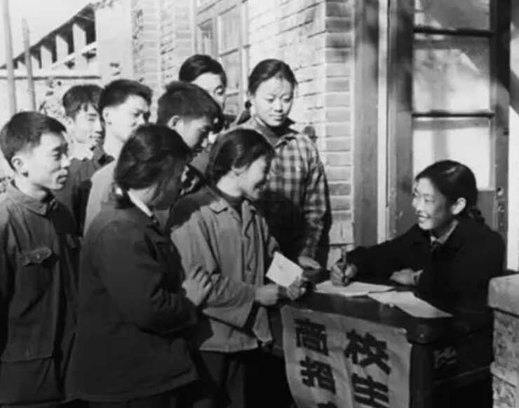 第一届高考语文试卷曝光，作文题目“亮了”，网友纷纷想穿越回去