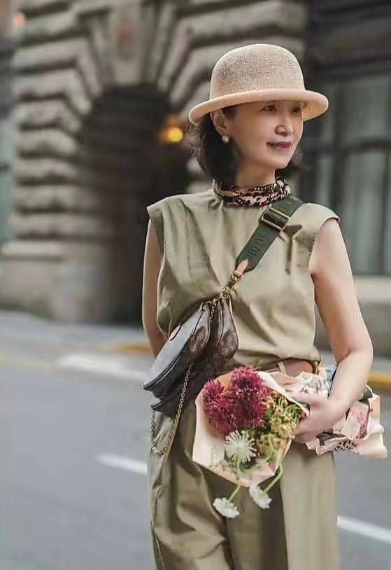 上了年纪的女人,夏天戴帽子更有"高级感",看三木妈妈就知道了