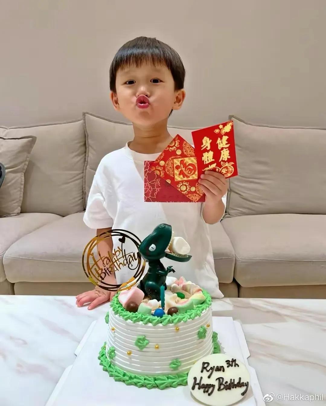 胡杏儿抱小妹妹拍戏，1岁小儿子吃醋“争妈妈”，撒娇模样太可爱