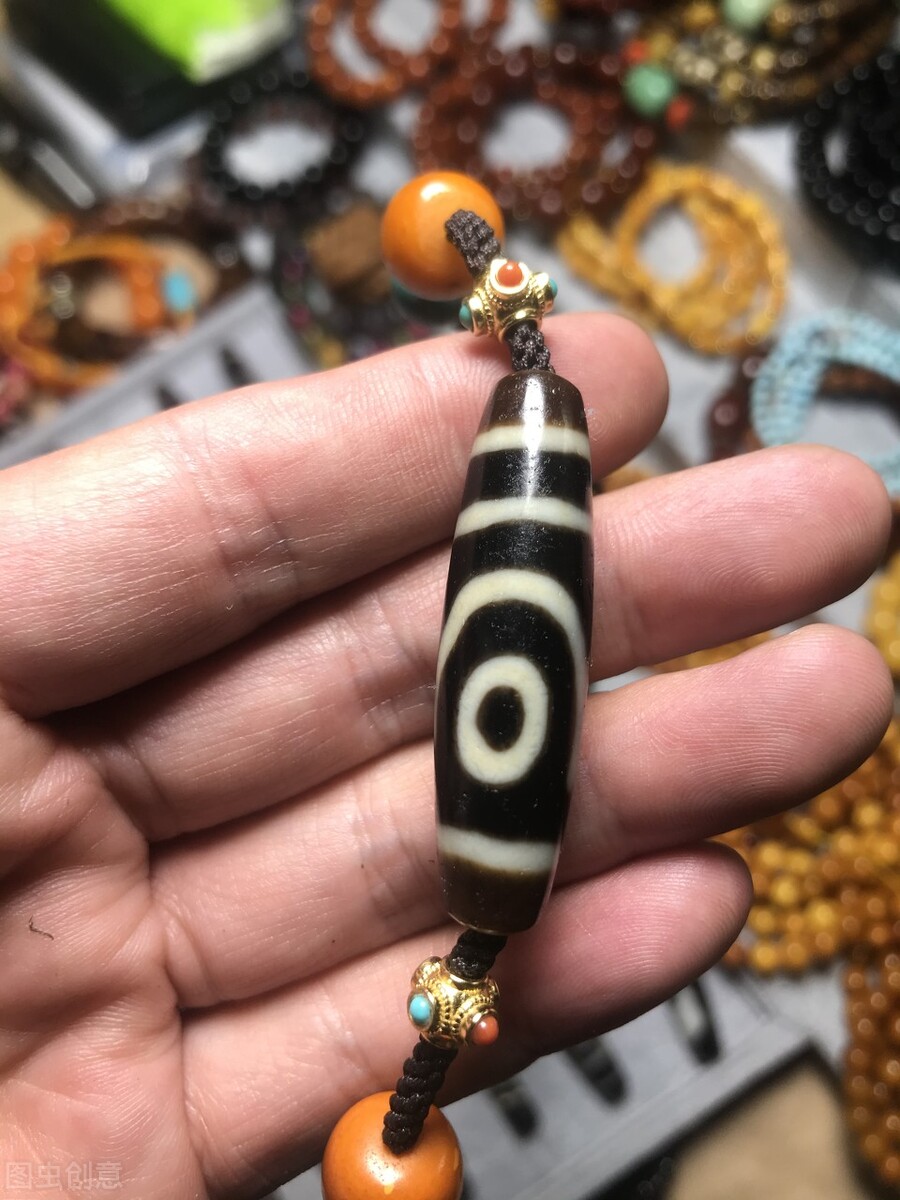 (黄金九眼天珠的寓意及功效) 第5张