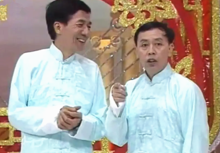 两位相声大师罕同框！85岁黄俊英精神好，87岁杨达坐轮椅行动不便