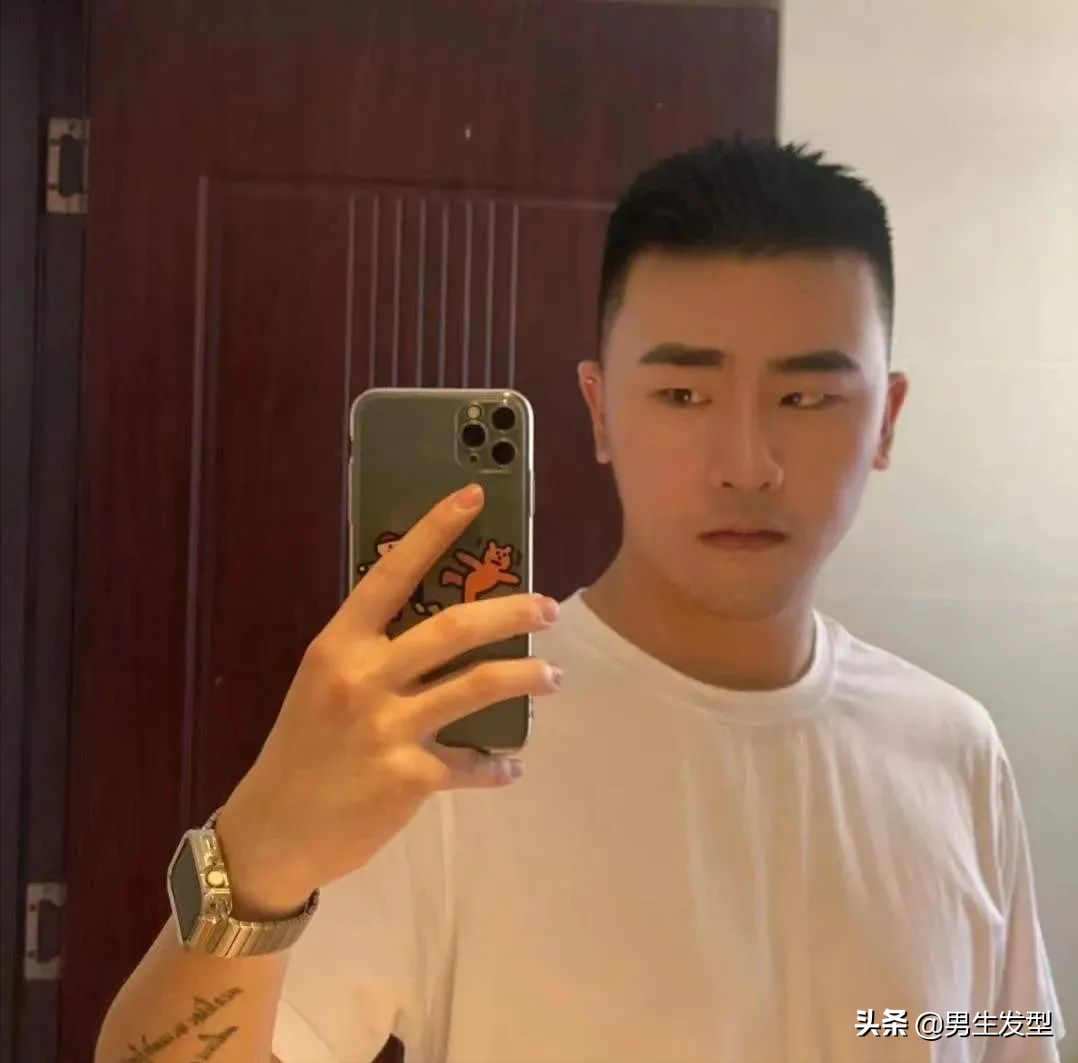 这款发型只需要把头发沿着头型剪短就可以了,没有复杂的造型,也更加