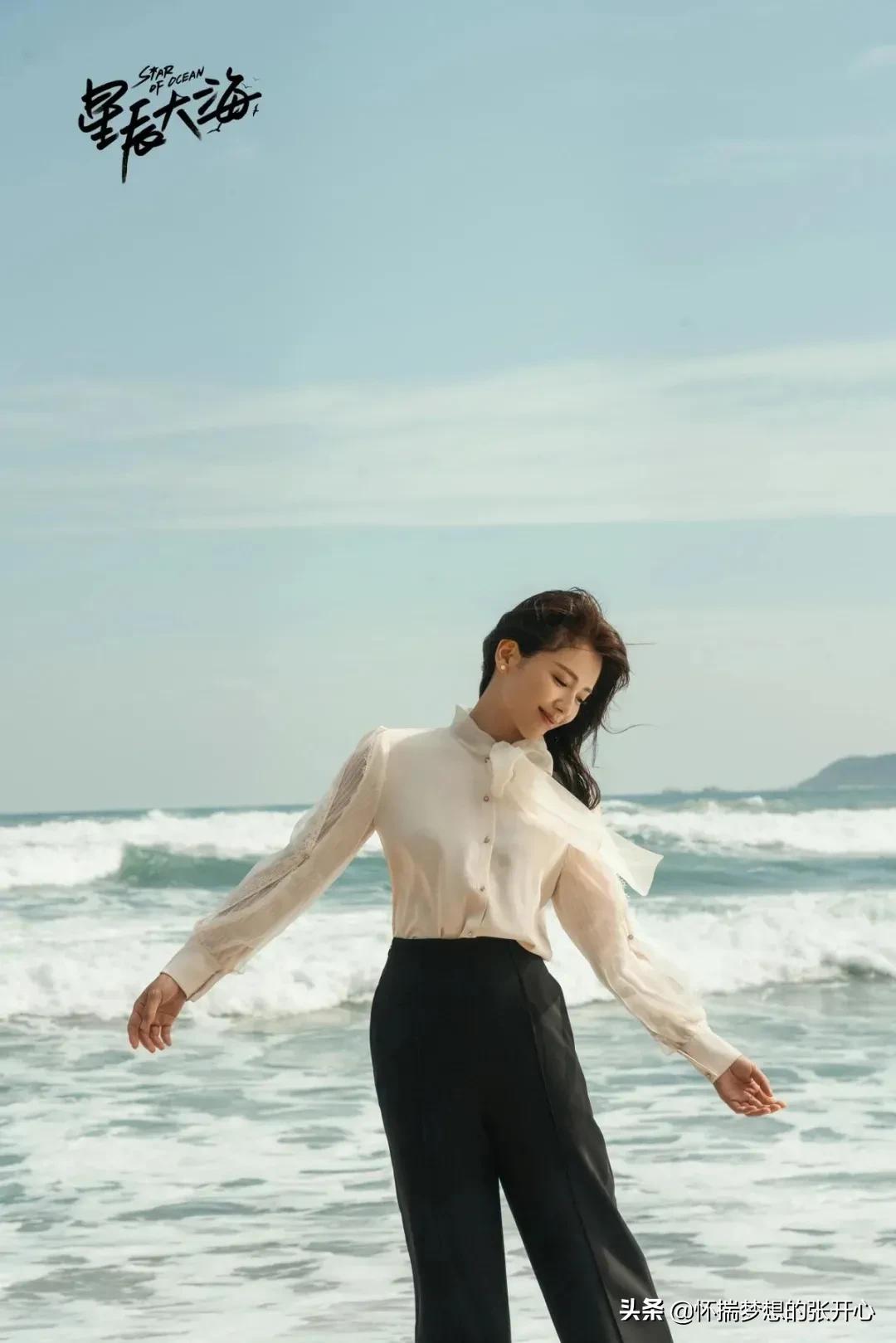 刘涛这张剧照堪称经典，斜肩衬衫配西装裤，长发披肩尽显温柔