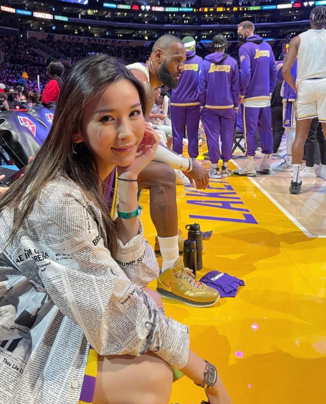 中国在nba的女球员有哪些(华人美女在NBA火了！踩着湖人球票秀身材，身份曝光引起热议)