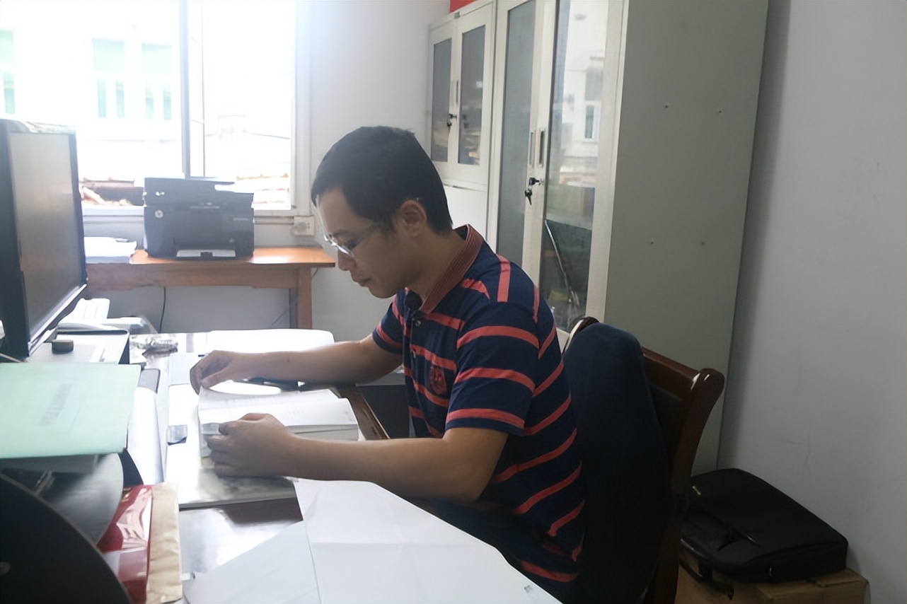 公务员工资有“新调整”，年终奖或将下降，老师会受影响吗？