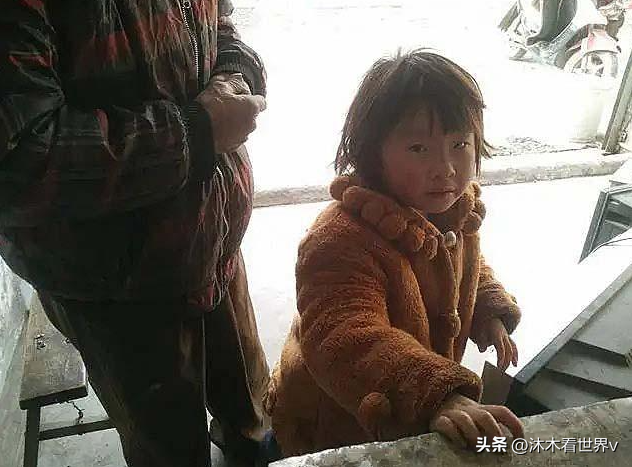 武汉小贩菜场捡2名女婴，为养女一生未娶，亲生父母认亲被拒