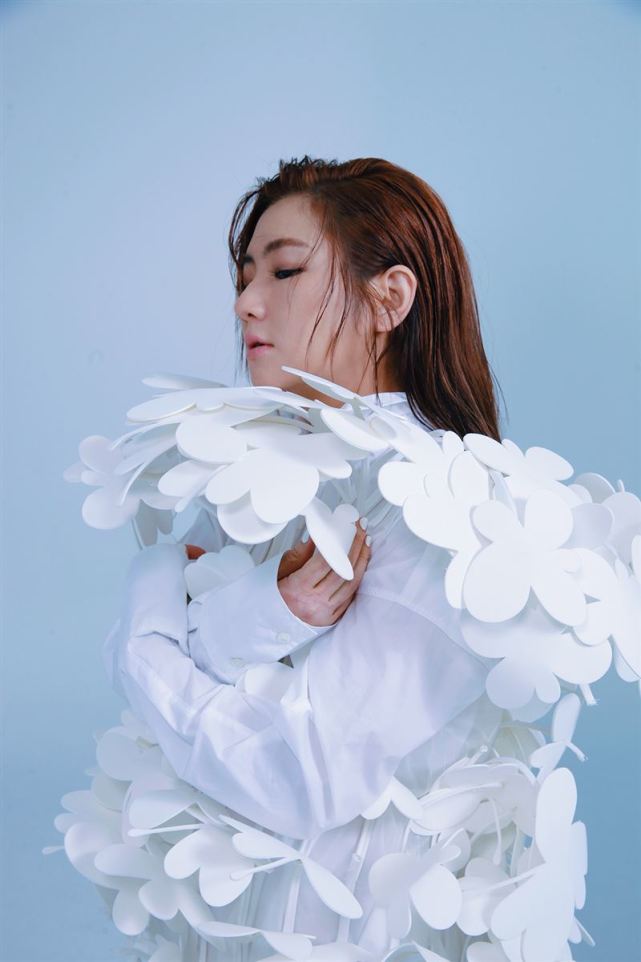 Selina认爱后首露面，自曝甜蜜恋爱细节，男友告白时叫她“姐姐”