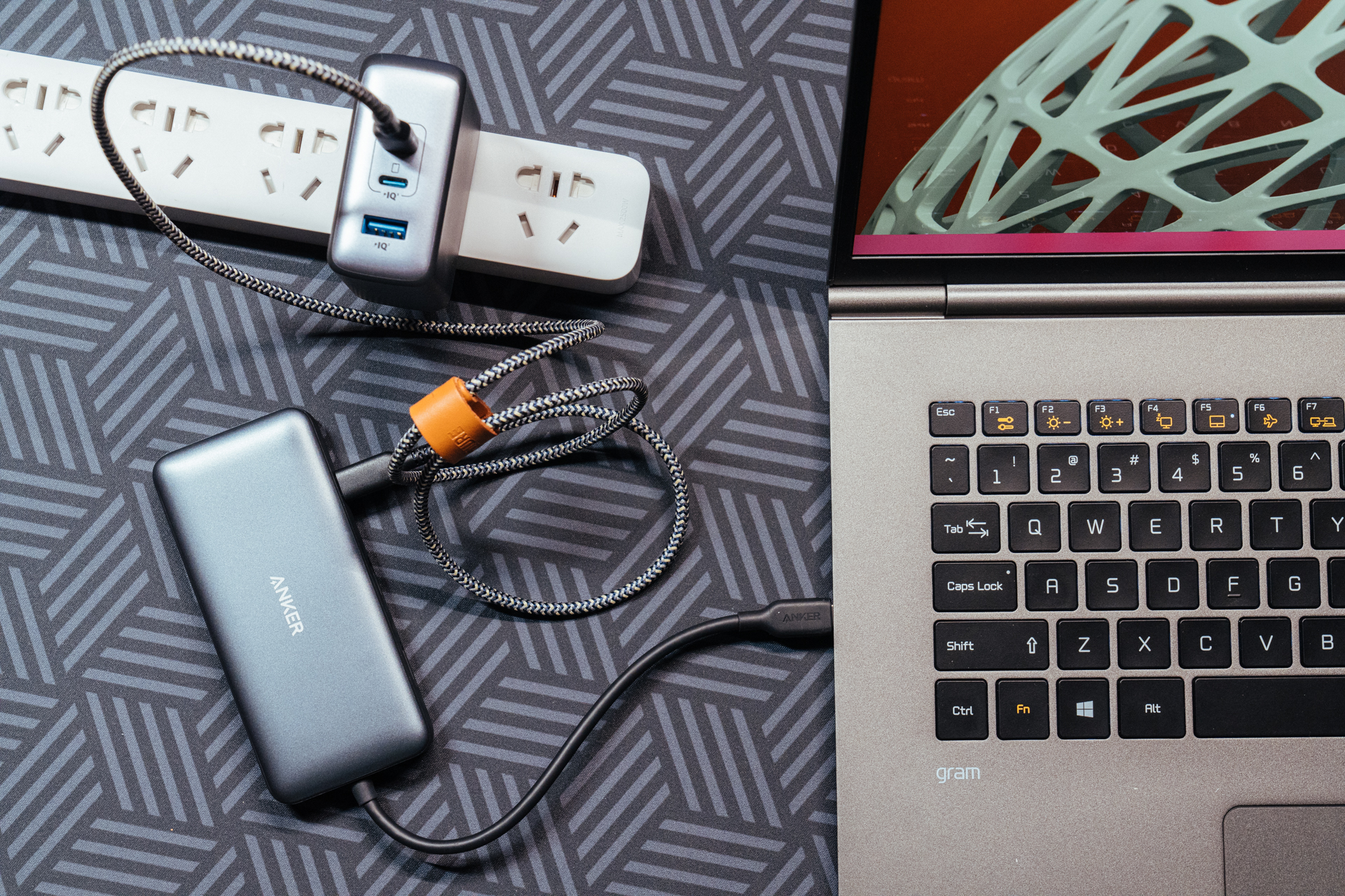 简洁条理，如何布置自己的办公桌面：轻办公好物分享