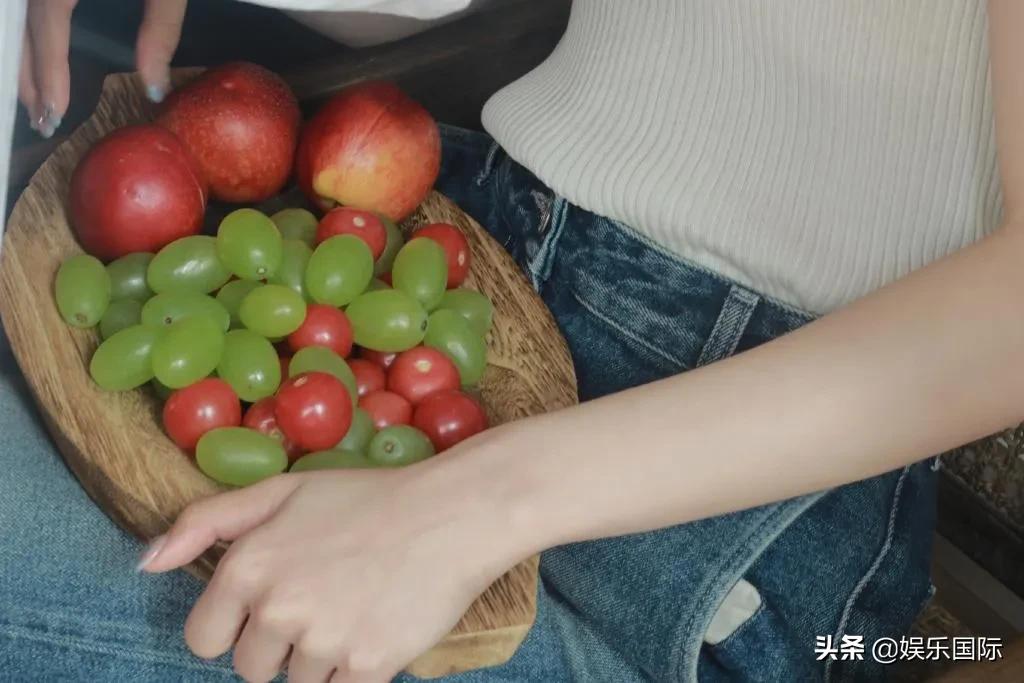 吴宣仪库存美照曝光 穿白色背心清纯可人