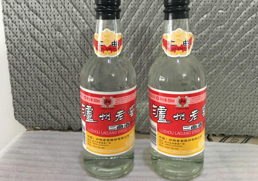 品鉴几款低端酒，打嗝都是“酒精味”，竟有一款是“泸州老窖”？