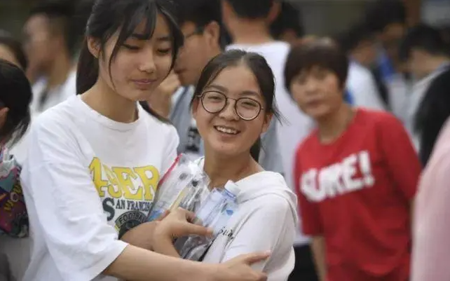 高考当天为什么不让穿校服？班主任说出答案，学生：还好知道的早