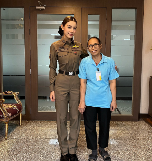 42岁泰国女警晒泳衣照遭批评，身材紧致苗条似少女，拒绝道歉
