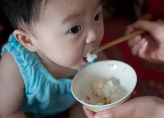 宝宝添加辅食的时间，别卡在6个月，观察“3动1值”更准确