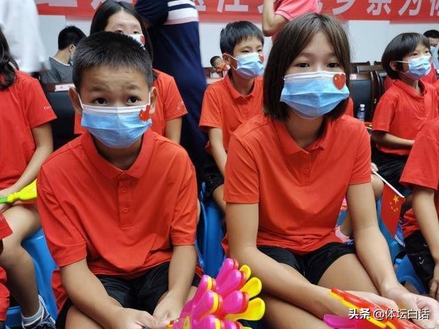 全红婵高中大姐罕见亮相！身材修长像爸爸，扎马尾一脸书生气