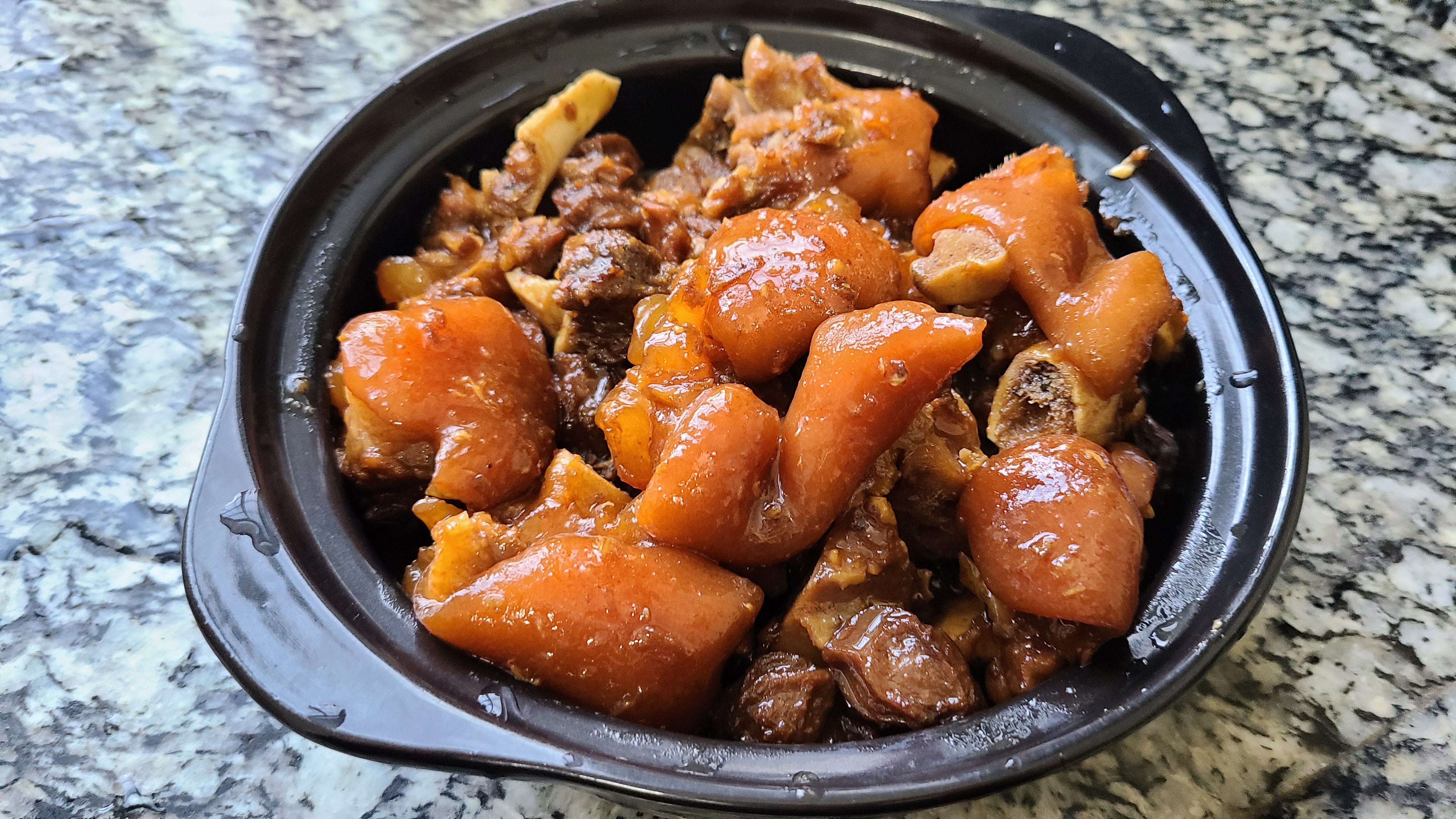 广东老厨师教的话梅猪脚，出了名的一道菜，肉烂味浓真好吃