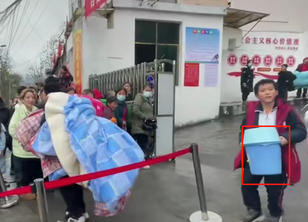 学校放假，校门口出现“勤俭持家”小能手，无奈中带着洒脱