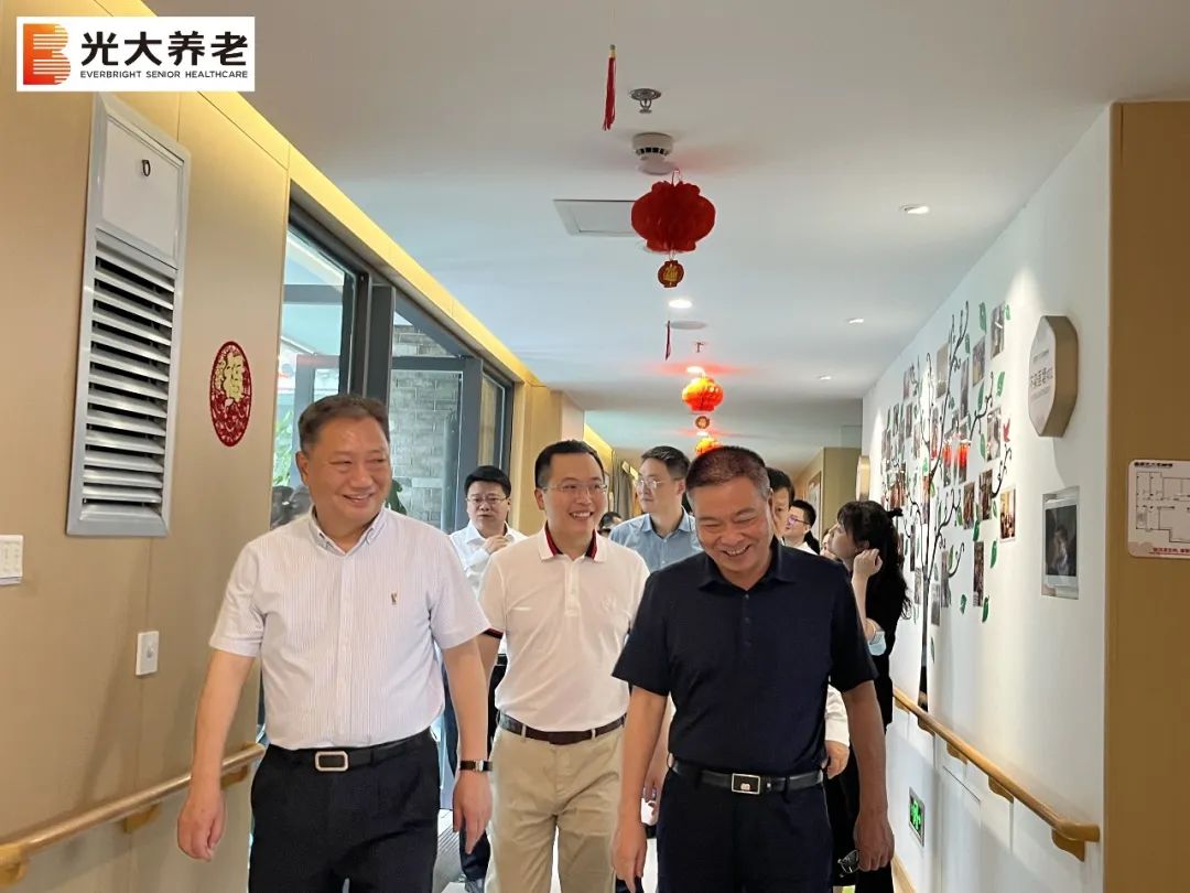 重庆市政协党组成员、副主席徐代银一行莅临光大百龄帮解放碑项目