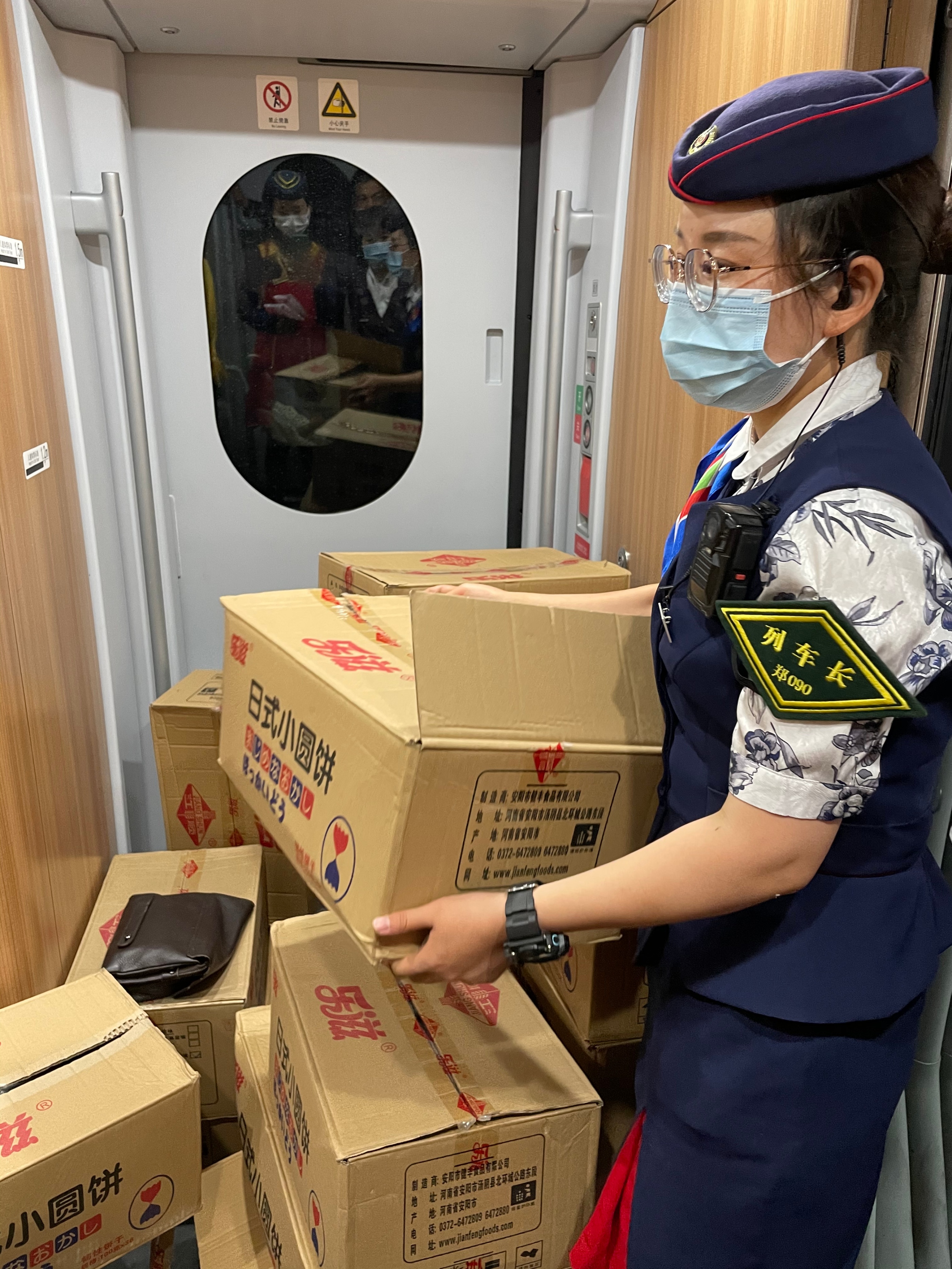 包继静：从农村女孩到高铁列车长