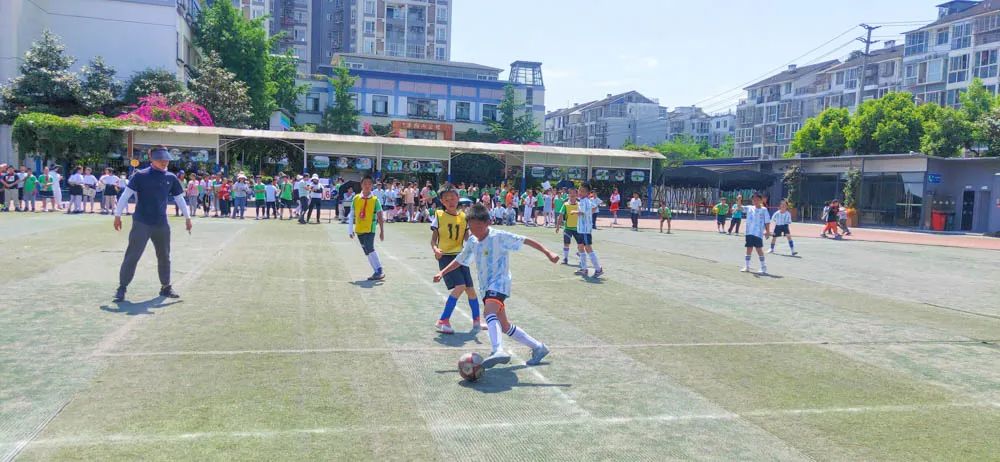 双流区迎春小学举行第七届校园足球班级联赛暨啦啦操比赛颁奖仪式