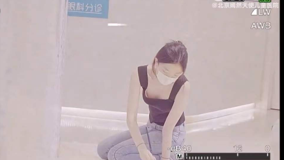 15岁李嫣在嫣然医院墙上作画，穿吊带上衣，亭亭玉立初具女神范儿