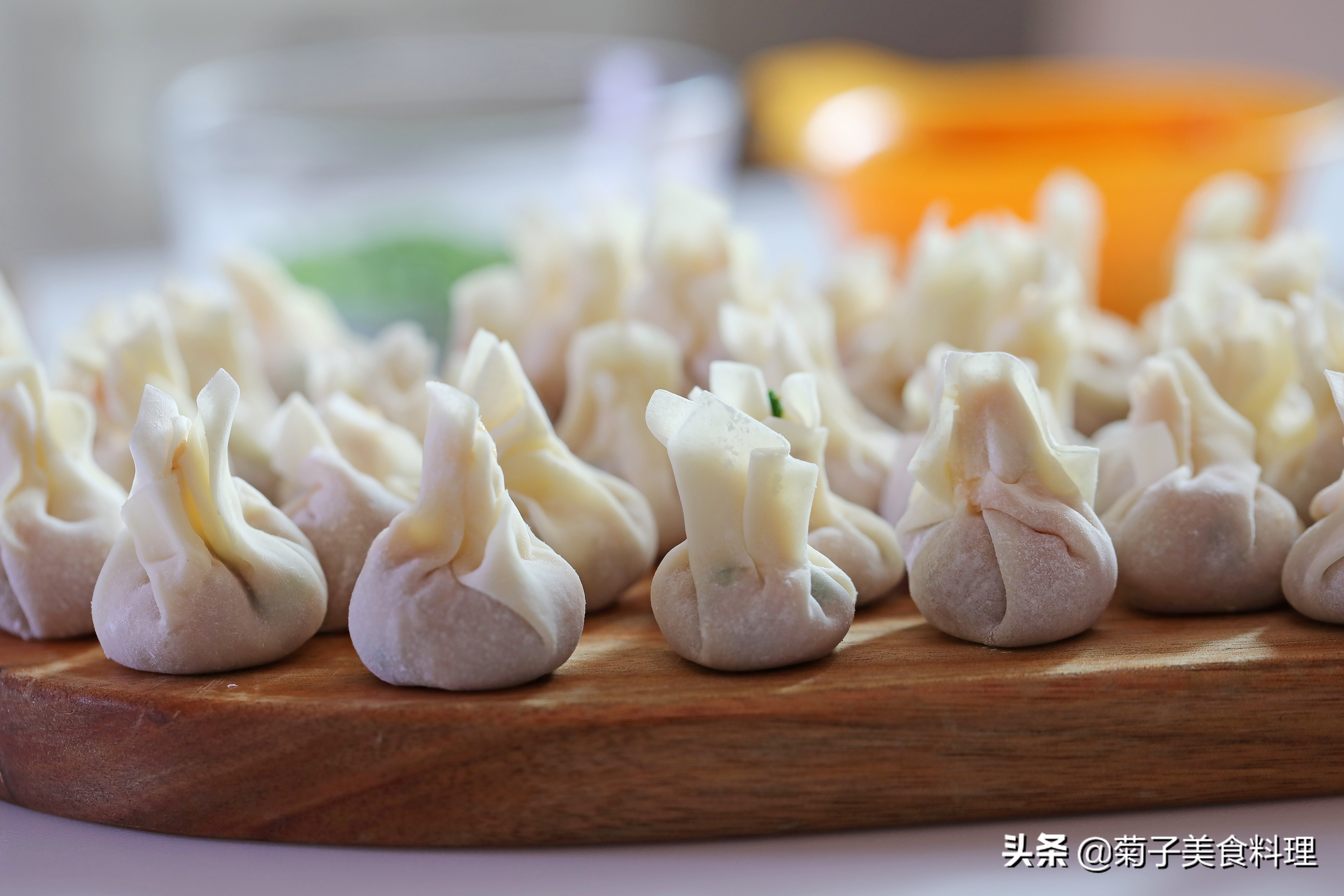 新年的第一碗小吃猪肉馄饨,一起来尝一尝,汤鲜皮薄馅料足