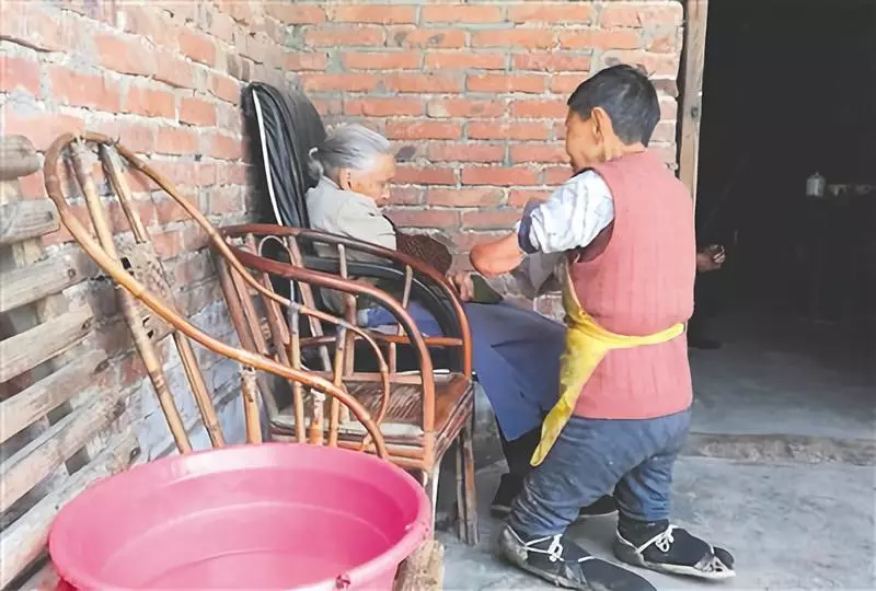 “等母亲过世,我就脱掉女装,做回男人。”