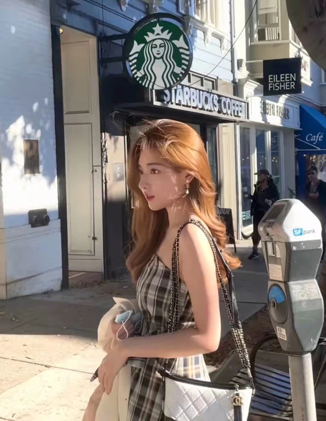 浙江一名女孩火了，从国外回北大读书，生活照曝光，颜值不低