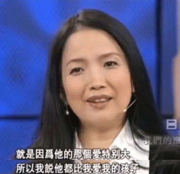 张丰毅和吕丽萍：离婚30年，人生截然不同，亲儿子和继父成一家