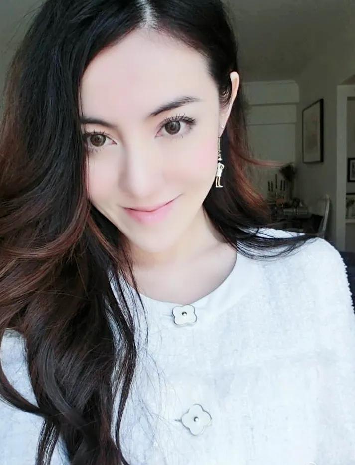 彭久洋微博(她是主持和作家,当过演员热爱舞蹈,据传更是足球解说员