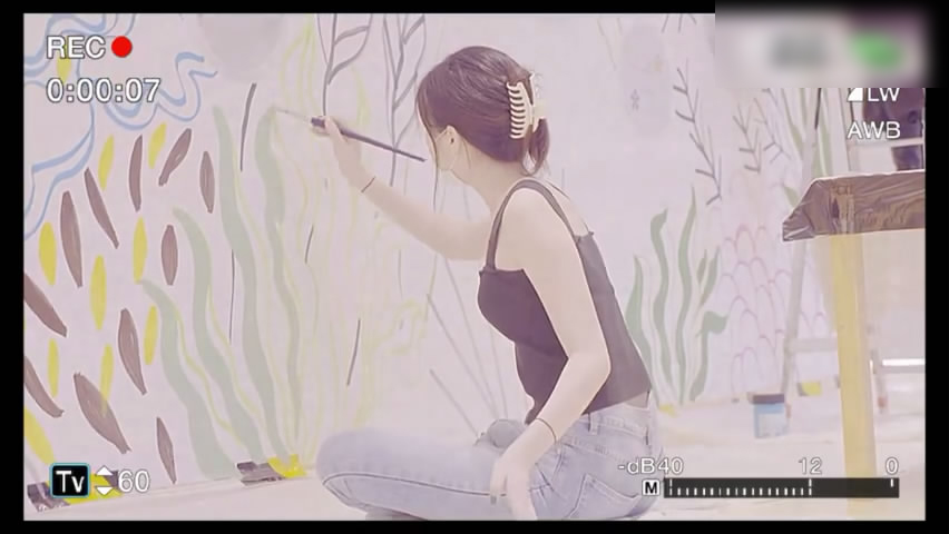 15岁李嫣在嫣然医院墙上作画，穿吊带上衣，亭亭玉立初具女神范儿