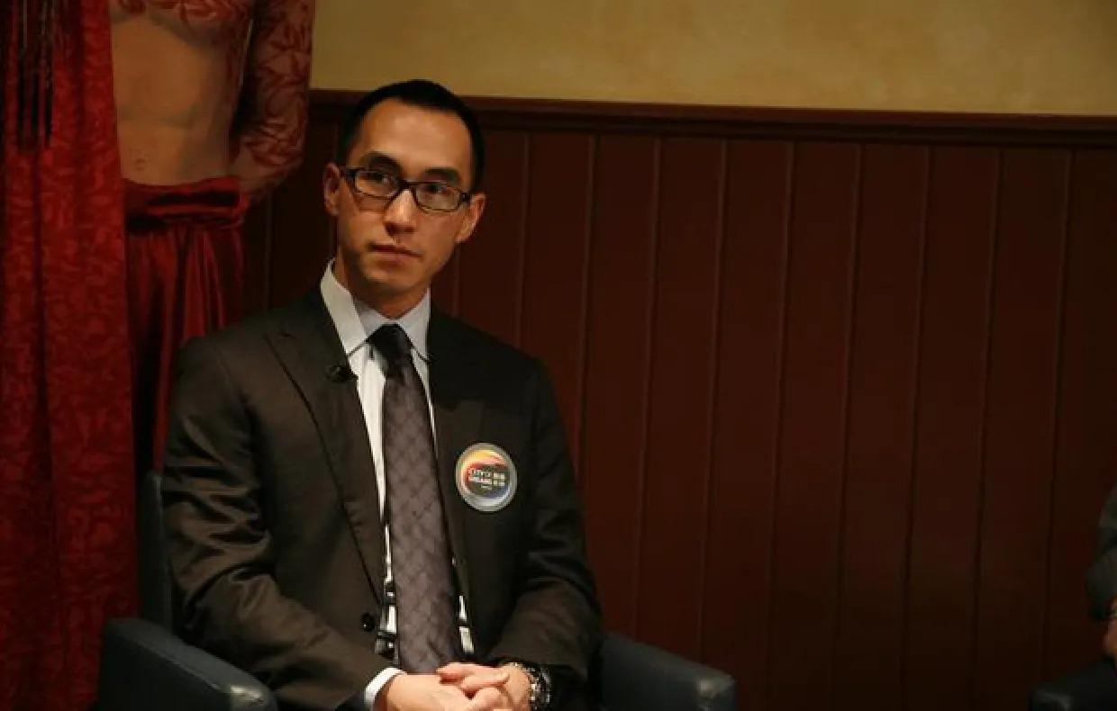 何猷龙：23岁娶初恋，结婚22年零绯闻，靠自己赚百亿家产