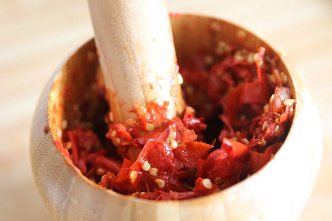 糍粑辣椒是贵州火锅的底料c位,与毛辣角这种野生小西红柿熬制的酸香红