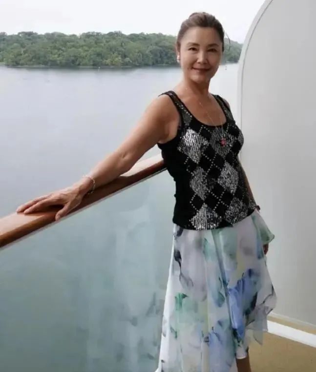 67岁的姜黎黎优雅有韵味,身穿背心配印花裙,值得妈妈辈学习