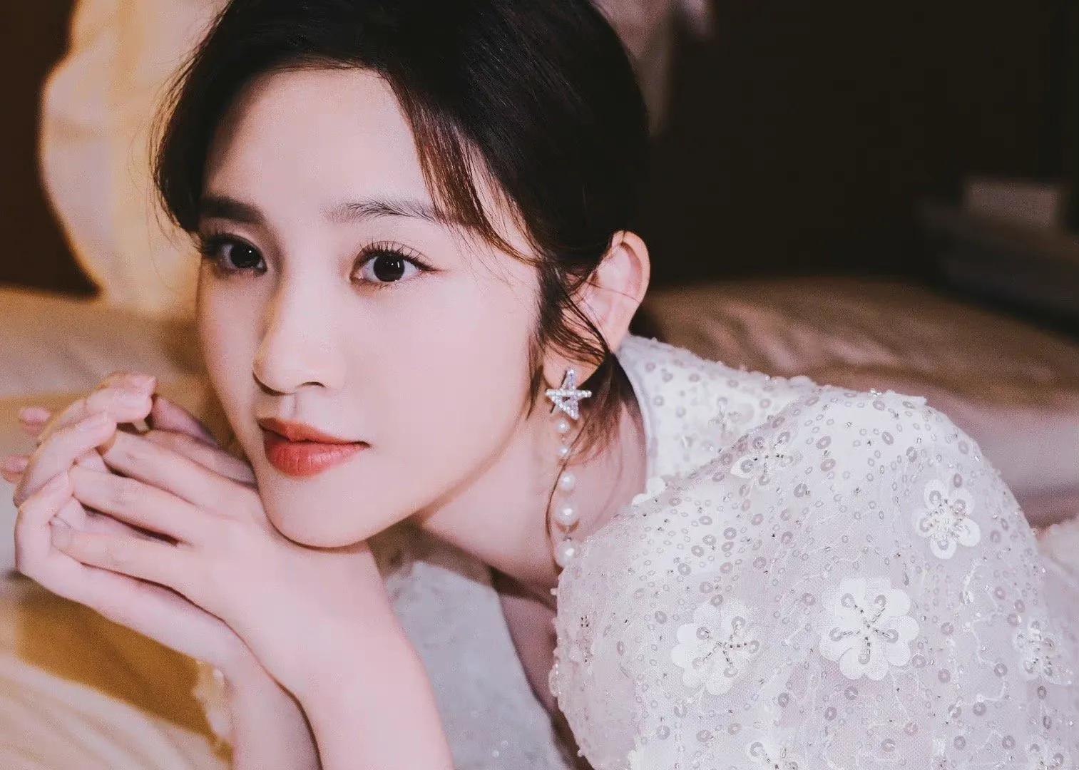 唐艺昕近期穿搭