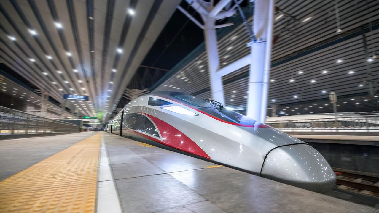 高铁和动车有什么区别？是一样车吗？它们之间是路和车的关系